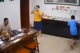 店主回应熊孩子尬舞扯翻一桌翡翠：损失十几万，孩子没事也没责备图片