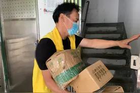 高温下的坚守视频丨把擦汗的毛巾拧出水，快递小哥顶着烈日马不停蹄送包裹图片