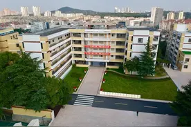 男老师不雅视频被他人上传网络，校方称违背师德已调离一线图片