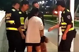 女孩抱玩具熊欲跳桥，十几名警察赶到现场……图片