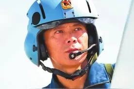 争做出彩河南人丨丁曙光：扎根南海 守卫祖国海空图片