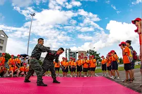 武警广西总队钦州支队：贫困学生进军营感受强大国防（图）图片