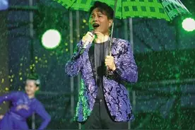 云飞专场演唱会近千人冒雨观看图片