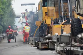 坚守在烈日下的高速公路养护工图片
