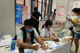 “哪怕只有一个人，救生员也全部在岗”，探访上海夏季游泳馆图片