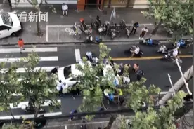 4岁男童遇车祸被压车底 危急时刻一群人“蜂拥而上”图片