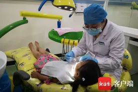 小孩乳牙未掉新牙已出，咋办？海南医生：赶紧拔，多吃粗纤维食物图片