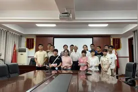 感动！8旬老人一早从武汉赶往咸宁，只为发出这笔“奖学金”……图片
