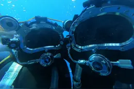 下潜！直击海军某防救支队大深度潜水训练图片