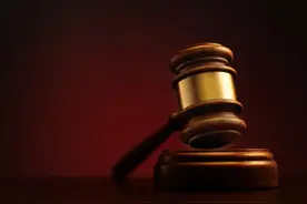 对邻居一家怀恨在心，76岁老人将老鼠药偷偷投入邻居家的骨头汤里图片