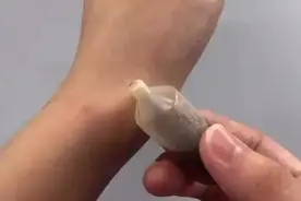 睡觉前，把藿香正气水抹脚上，解决了很多人的烦恼图片