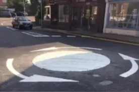 英国环形路口出现道路标记错误 竟让驾驶员逆向行驶图片