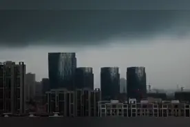晴空万里突然暴风雨，看“黑云”之下的泉城图片