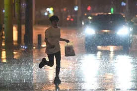 昨夜北京暴雨昌平半截塔村有群众被困，天通苑消防紧急出动图片