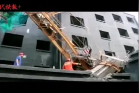 睢宁一工地塔吊倒塌，配重块砸中工人图片