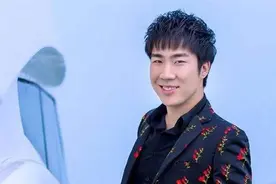 坐不住了！直男界的“宝藏男孩”骚男与三位大妈热舞《醉酒的蝴蝶》？图片