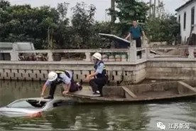 惊险！他抄铁锤猛砸车窗，徒手掰玻璃！1分钟后，车完全没入河中……图片