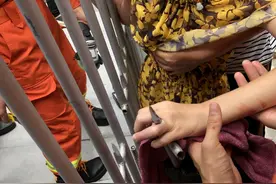 广东一小女孩贪玩翻栏杆，手被刺伤！消防提醒暑假注意孩童安全图片