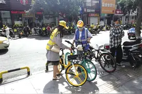 包头：“小黄帽”规范单车停放 文明城市再添新风景图片