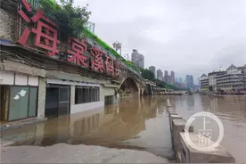 险！江水漫进海棠溪码头停车场前一小时，200余辆汽车刚刚撤离图片
