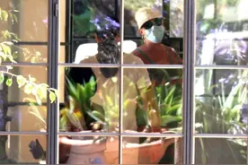 水果姐挺巨肚获奥兰多呵护 为女儿看千万“学区房”图片