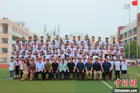 江苏一小学毕业照辅警“C位出道”背后：用爱心在付出图片