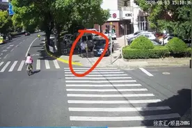 上海街头大叔搭讪10岁男童，只因眼馋孩子手中零钱罐图片