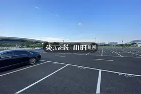 杭州东站西广场附近多了个停车场，新增泊位500个，原来这里只是闲置地块图片