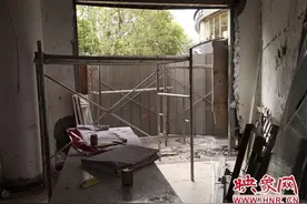 业主举报有人打掉承重墙建门 执法部门下达整改通知书图片