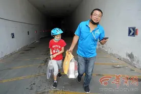 西安11岁男孩暑假给爸爸帮忙，变身“小快递骑手”，爸爸希望他自强图片