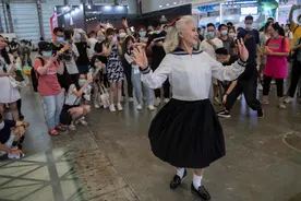 乘风破浪的奶奶火了！粉丝600万，穿旗袍游世界，希望中国老人活得漂亮图片