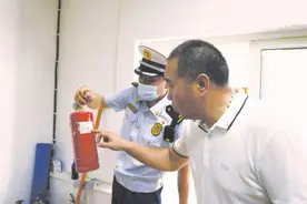 郑州居民区消防车通道频被占 老旧小区改造将增设消防设施图片