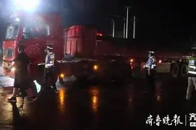 车货总重49吨，实际重量149吨！这辆拉钢材的货车差点爆了称图片