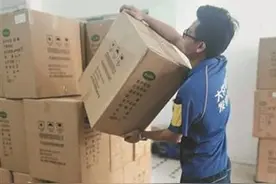 走向我们的小康生活｜快递小哥们的奋斗故事：汗水饱含奋斗，包裹满装幸福图片