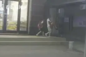 8岁女童女孩深夜未归：妈妈只打姐姐不打我图片