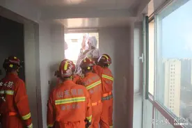 临沂临沭一工人21楼高空作业保险绳断裂，危急时刻他们来了图片