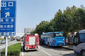 天津 河东区一大客车冒起白烟图片