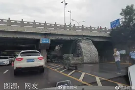 半挂车超高被卡桥洞，多台冰箱损坏图片