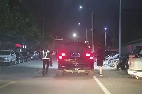 提前让代驾结束行程，饮酒车主竟自己开车进小区？非个例图片