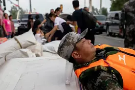 因一张“高难度睡姿”照片走红网络的抗洪战士，他还有这些感人的故事……图片