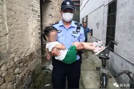 小女孩独自在家，爬窗从四楼掉落到三楼，这时警察出现了…图片
