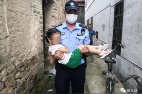小女孩独自在家，爬窗从四楼掉落到三楼，这时警察出现了…图片