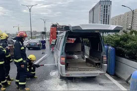 杭州德胜快速路上面包车后轮起火，灭火后消防一开车门：装了32个满罐液氧瓶图片