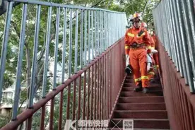 充电器掉出阳台，杭州一男子翻出阳台去捡，从四楼跌落图片