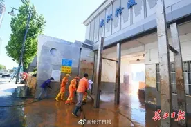 武汉汉口沿江大道码头闸口重启图片