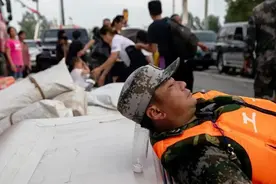 因一张“高难度睡姿”照片走红网络的抗洪战士，他还有这些感人的故事……图片