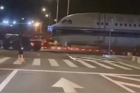 飞机从机场里跑出来了？厦门机场辟谣：系维修拖运图片