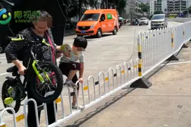 不文明交通行为曝光台 | 太危险了！海口行人跨越护栏过马路现象频现图片