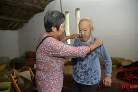 弟弟和弟媳照顾小儿麻痹症哥哥32年：“只有这世的弟兄，没有来世的弟兄”图片