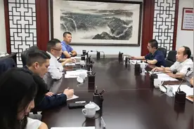 广州市体育局党组书记欧阳资文会见龙狮篮球俱乐部董事长图片